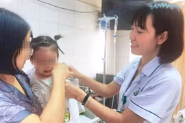 Cấp cứu kịp thời giữ lại khuôn mặt cho bé gái 22 tháng tuổi bị chó cắn