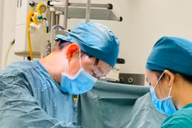 Mới 6 ngày tuổi đã viêm ruột thừa vỡ