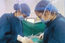 Cứu sống thiếu nữ 17 tuổi mắc u buồng trứng xoắn hai bên