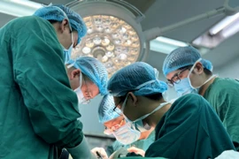 Sơ suất trước chiếc máy dập tôn, người bệnh đứt gần rời 4 ngón tay