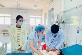 Trẻ 8 tháng tuổi tím tái, suy hô hấp vì hạt hướng dương