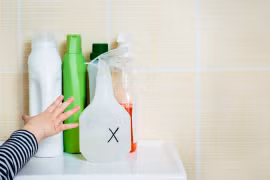 Uống nhầm nước rửa móng tay, trẻ 23 tháng tuổi cấp cứu ngộ độc