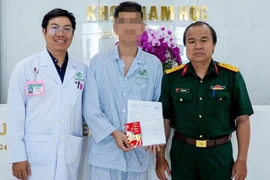 Chủ quan đau âm ỉ vùng bìu, nam thanh niên bị tím đen tinh hoàn