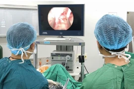 Bóc tách khối u tiền liệt tuyến to gấp 4,5 lần cho cụ ông 94 tuổi