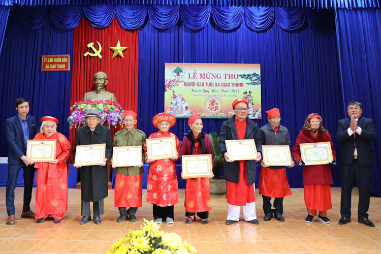 Mung tho dau nam – net dep o lang que Bac Bo