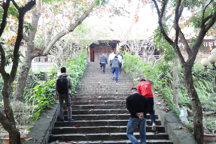 Chiem nguong hai pho tuong Phat A Di Da doc dao o chua Phat Tich-Hinh-2