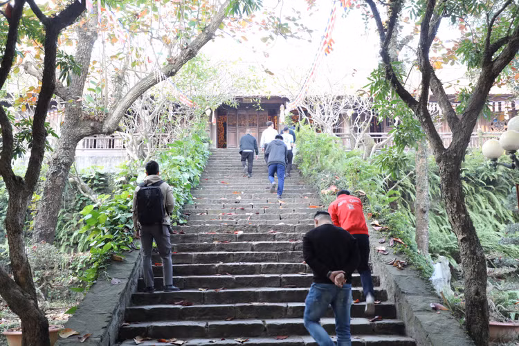 Chiem nguong hai pho tuong Phat A Di Da doc dao o chua Phat Tich-Hinh-2