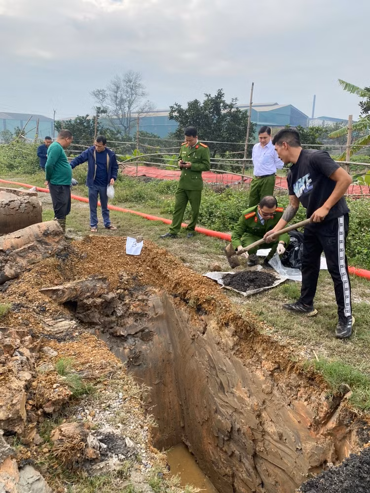 Bắt quả tang Công ty CP Phú Lâm đổ thải ra môi trường - Hình 5 Bat qua tang Cong ty CP Phu Lam do thai ra moi truong-Hinh-5