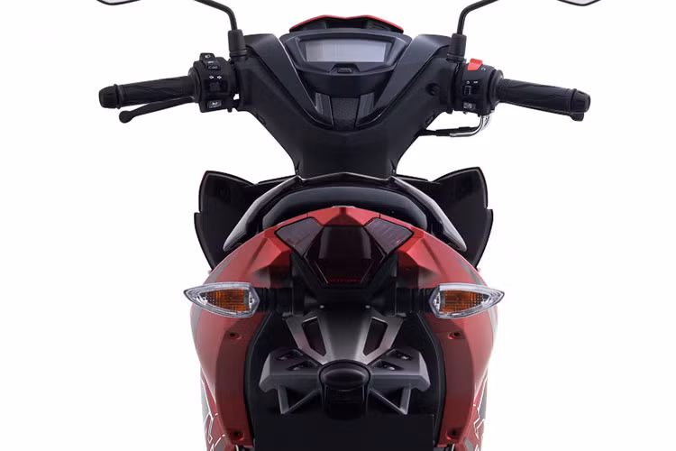 Các điểm nhấn của xe có thể thấy ở bộ chắn bùn trước của bản màu xám-bạc-đen và xanh-bạc-đen hay mâm sơn vàng ở bản màu đen cùng tem xám của bản trắng-xám-đen.