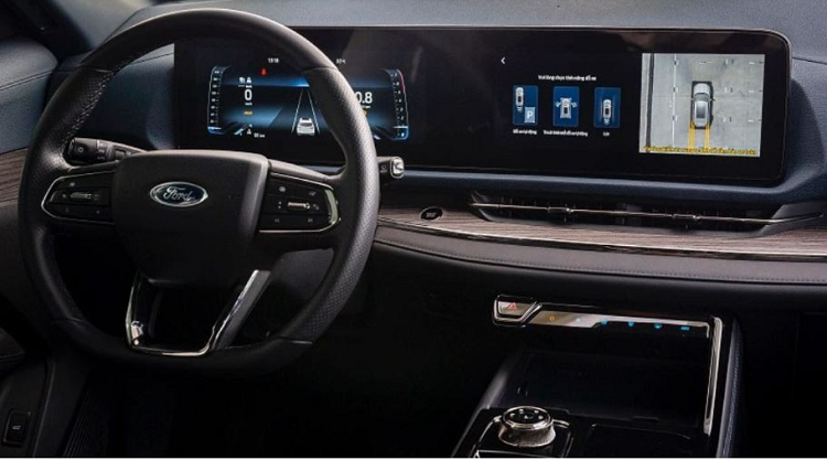 Hình ảnh minh họa cho thấy Ford Territory 2023 có tính năng tự động lùi vào điểm đỗ, hiển thị kết hợp cùng camera 360 độ.