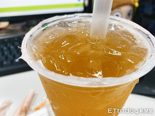 Sở thích ăn uống khiến người phụ nữ ung thư giai đoạn cuối Sử dụng đồ uống nhiều đường thời gian dài, cô gái mắc ung thư đại tràng. Ảnh: ET