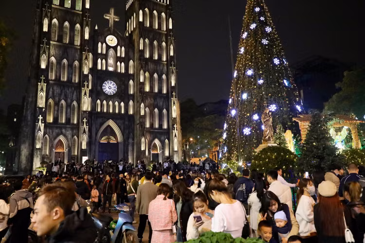 Nha tho Lon Ha Noi long lay, chat kin nguoi toi “song ao”