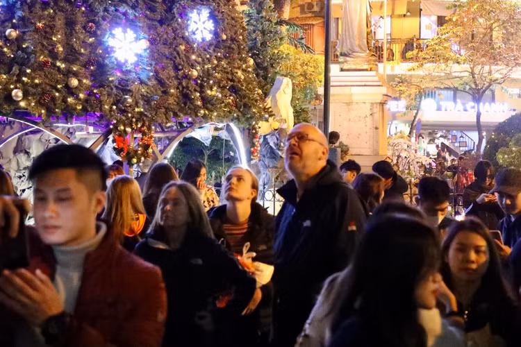 Nha tho Lon Ha Noi long lay, chat kin nguoi toi “song ao”-Hinh-7