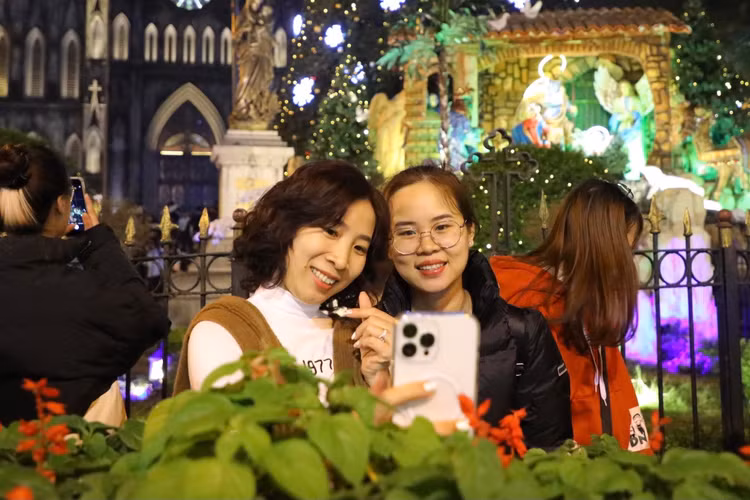 Nha tho Lon Ha Noi long lay, chat kin nguoi toi “song ao”-Hinh-5