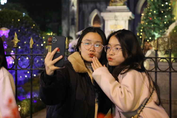 Nha tho Lon Ha Noi long lay, chat kin nguoi toi “song ao”-Hinh-9