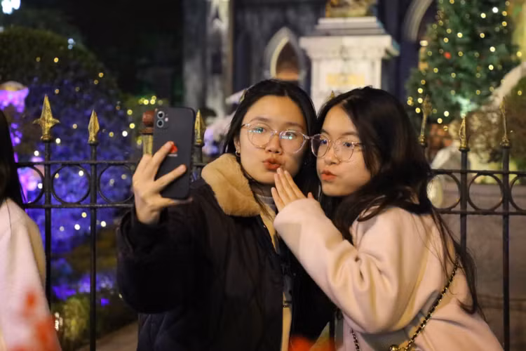 Nha tho Lon Ha Noi long lay, chat kin nguoi toi “song ao”-Hinh-9