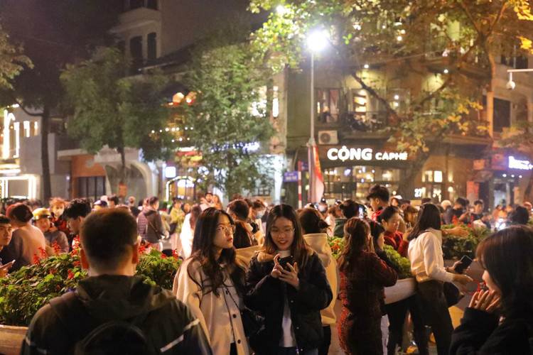 Nha tho Lon Ha Noi long lay, chat kin nguoi toi “song ao”-Hinh-2