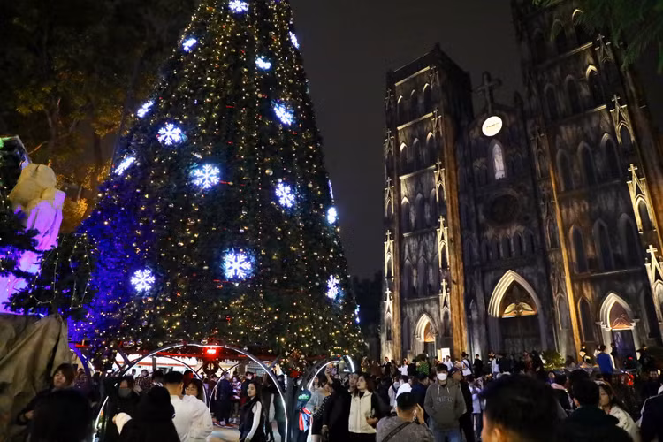 Nha tho Lon Ha Noi long lay, chat kin nguoi toi “song ao”-Hinh-8