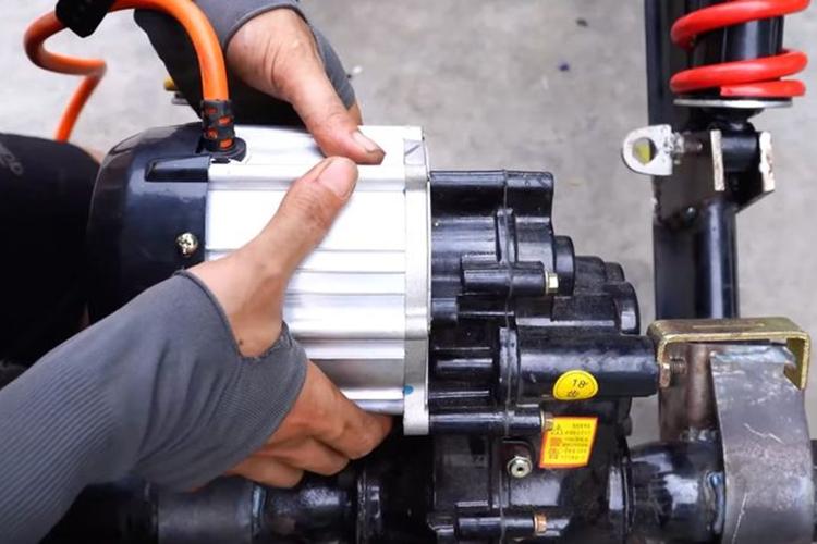 Thợ mộc Việt chế tạo siêu xe "ngoài hành tinh" bằng gỗ cực độc - Hình 2 Tho moc Viet che tao sieu xe