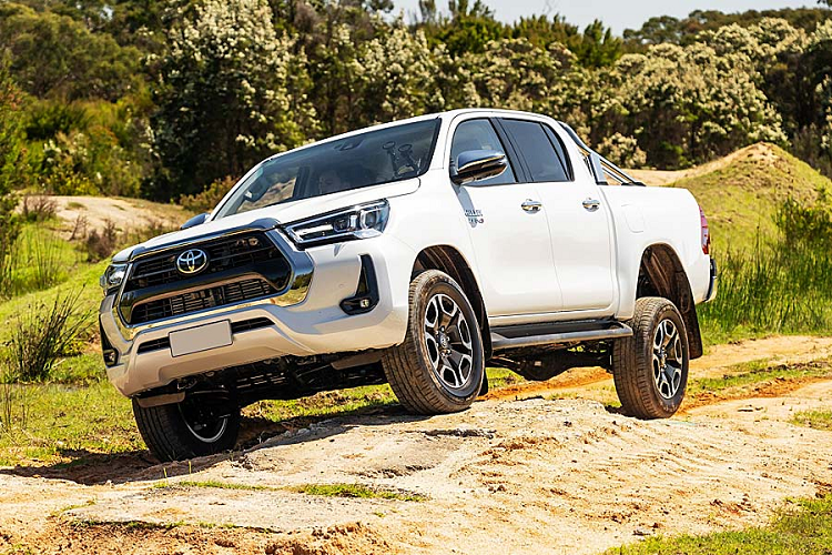 "Soi" Toyota Hilux 2024 từ 664 triệu đồng, thêm camera 360 độ - Hình 9 Ít phiên bản và giá cao khiến Toyota Hilux có doanh số khá thê thảm. Trong tháng 8/2023, hãng Toyota chỉ bán được 14 chiếc Hilux cho khách hàng Việt Nam, thấp nhất phân khúc xe bán tải. Cộng dồn từ đầu năm đến nay, mới có 86 chiếc Toyota Hilux được bán tại Việt Nam.
