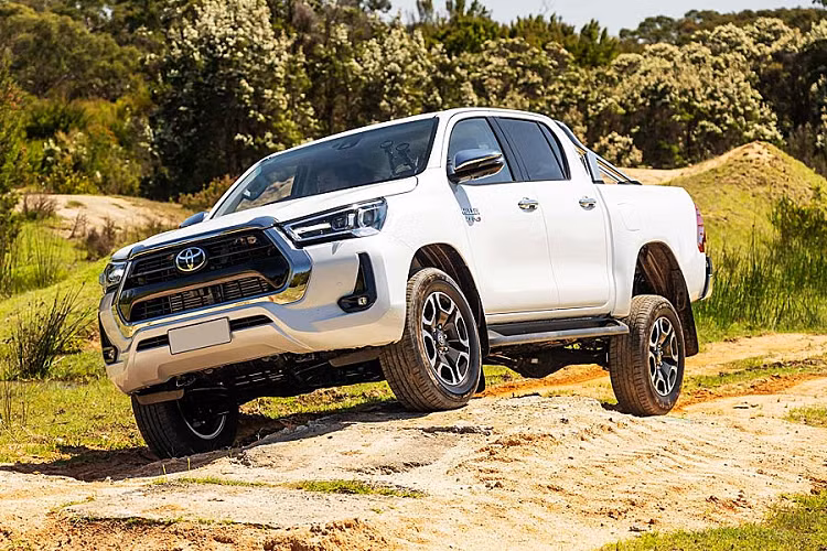Ít phiên bản và giá cao khiến Toyota Hilux có doanh số khá thê thảm. Trong tháng 8/2023, hãng Toyota chỉ bán được 14 chiếc Hilux cho khách hàng Việt Nam, thấp nhất phân khúc xe bán tải. Cộng dồn từ đầu năm đến nay, mới có 86 chiếc Toyota Hilux được bán tại Việt Nam.
