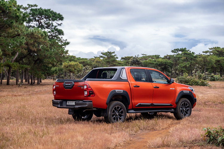 "Soi" Toyota Hilux 2024 từ 664 triệu đồng, thêm camera 360 độ - Hình 8 Ở Việt Nam, Toyota Hilux đã quay trở lại vào hồi tháng 3/2023 sau hơn 1 năm vắng bóng. Trong lần quay trở lại, xe chỉ có 1 phiên bản và giá bán lên đến 852 triệu đồng.