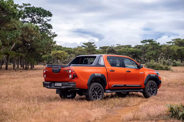 Ở Việt Nam, Toyota Hilux đã quay trở lại vào hồi tháng 3/2023 sau hơn 1 năm vắng bóng. Trong lần quay trở lại, xe chỉ có 1 phiên bản và giá bán lên đến 852 triệu đồng.