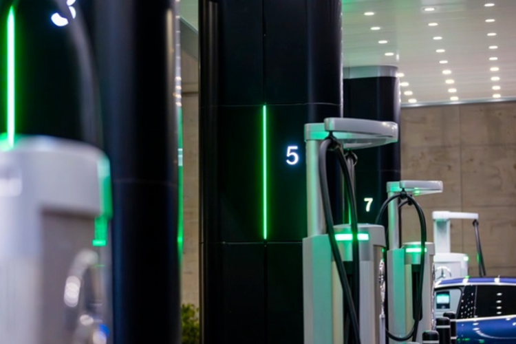 Tram sac oto dien Mercedes-Benz day sang chanh, sac 80%/20 phut-Hinh-4