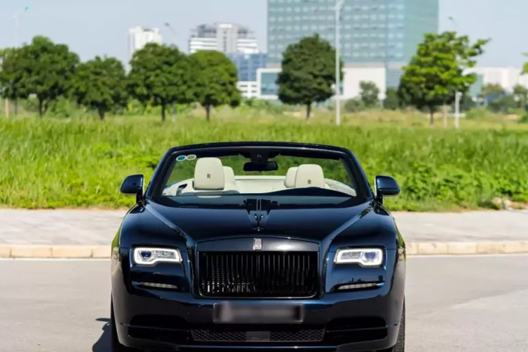 Trọng lượng của Rolls-Royce Dawn là 2.560 kg. Tương tự như các dòng xe mui trần của nhiều hãng, Rolls-Royce Dawn cũng bị cắt bớt khoang hành lý để làm chỗ chứa mui mềm của xe khi hạ xuống. Chiếc xe siêu sang Rolls-Royce Dawn thứ 2 xuất hiện tại Việt Nam nguyên bản có màu xanh cùng nắp capo sơn bạc, tạo điểm nhấn.