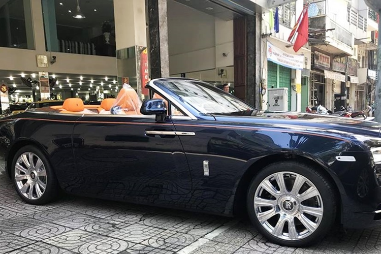 Rolls-Royce Dawn với thiết kế 2+2, tức hàng ghế sau có thêm chỗ và người lớn ngồi vẫn thoải mái, hàng ghế này có thêm điều hòa, bệ tỳ tay, cùng với 1 số nút bấm chỉnh ghế, hộc đựng đồ. Hàng ghế trước được trang bị cao cấp hơn, với điểm nhấn là bảng điều khiển trung tâm tích hợp thêm nút đóng hoặc mở mui.