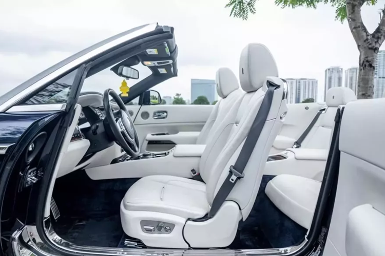Rolls-Royce Dawn là chiếc xe động cơ đốt trong mui trần cuối cùng được Rolls-Royce Motor Cars sản xuất. Wraith và Dawn là những mẫu xe Rolls-Royce duy nhất còn lại sử dụng nền tảng BMW nên sự ra đi của chúng là điều khá được mong đợi. Ở thiết kế, Rolls-Royce cho biết 80% tấm thân xe của Dawn là mới so với Wraith.