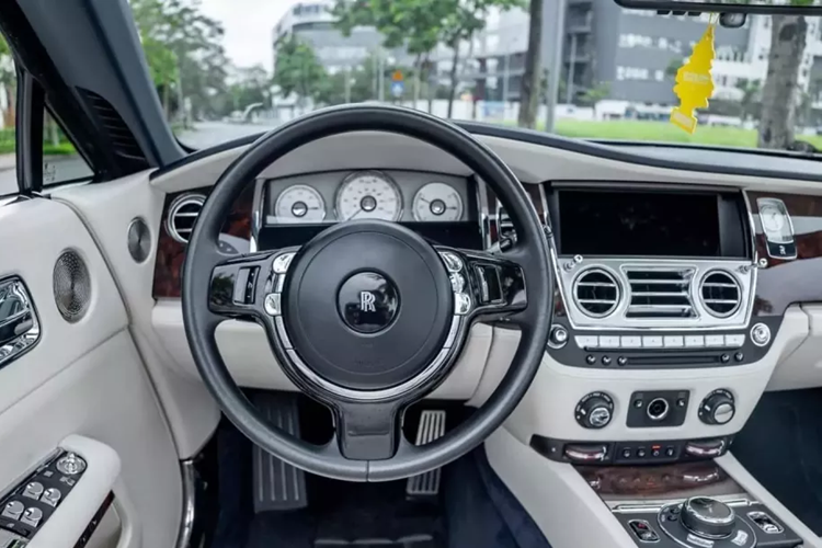 Đó là những thay đổi, và tổng thể, vẫn là kiểu dáng quen thuộc của nhà Rolls-Royce. Rolls-Royce Dawn được biết đến là phiên bản mui trần của Rolls-Royce Wraith, chiếc xe siêu sang mui trần này có kích thước tổng thể bao gồm chiều dài 5.296 mm, rộng 1.947 mm và cao 1.502 mm. Chiều dài trục cơ sở của xe đạt mức 3.112 mm.