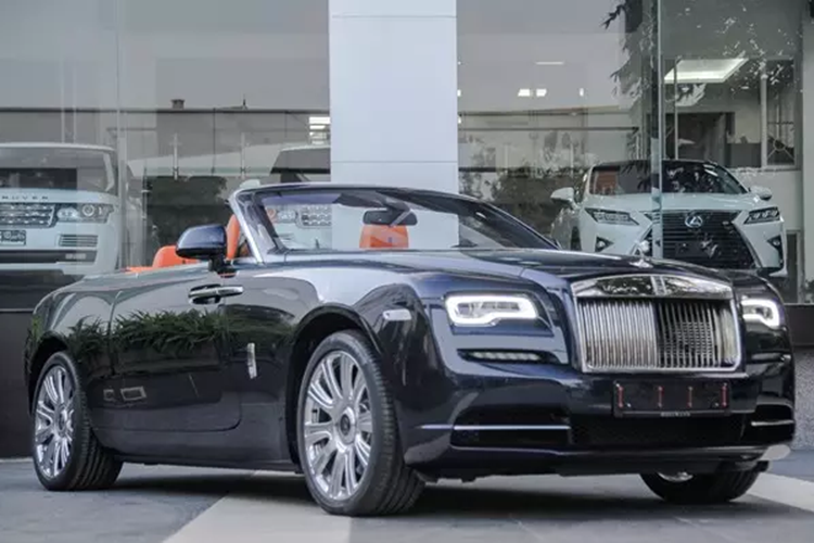 Khi ra mắt Dawn, hãng xe siêu sang Rolls-Royce cho biết đây là mẫu xe mui trần yên tĩnh nhất trên thế giới. Chiếc mui xếp mềm này mất khoảng thời gian 20 giây để đóng hoặc mở mui. Người lái có thể thực hiện việc đóng mui hay mở mui ngay khi xe Rolls-Royce Dawn đang chạy nhưng tốc độ phải dưới 50 km/h.