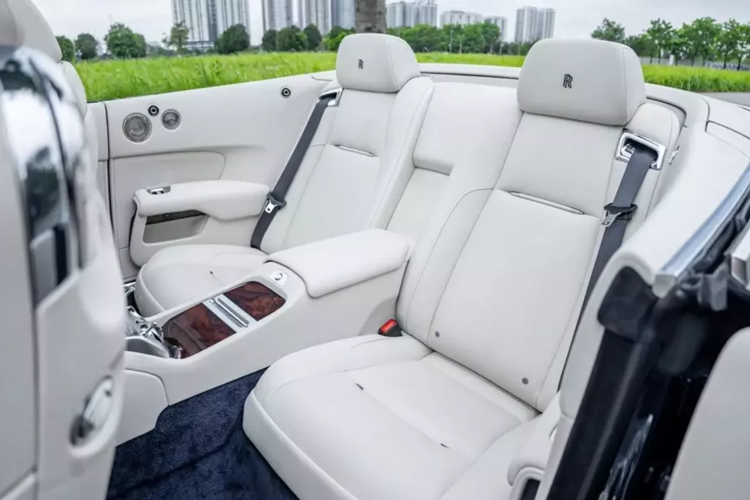 Để cân bằng giữa tính độc quyền và hiệu quả, Andreas Thurner đã thiết kế Rolls-Royce Dawn song hành với Rolls-Royce Ghost Series II và Rolls-Royce Wraith. Lưới tản nhiệt phía trước của xe Rolls-Royce Dawn có thiết kế lõm xuống so với Wraith. Cản trước được kéo dài thêm 53 mm và xe có mâm 20 inch đánh bóng.