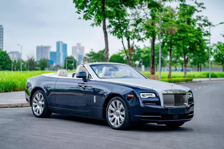 Có lẽ bạn đã quen thuộc với các tên như Phantom, Ghost, Cullinan hay thậm chí là Wraith của Rolls-Royce. Tuy nhiên, 1 biến thể coupe siêu sang hiệu năng cao như Dawn có lẽ vẫn còn khá xa lạ. Chính vì thế, mãi đến nay chỉ mới có đúng 2 xe Rolls-Royce Dawn về Việt Nam.