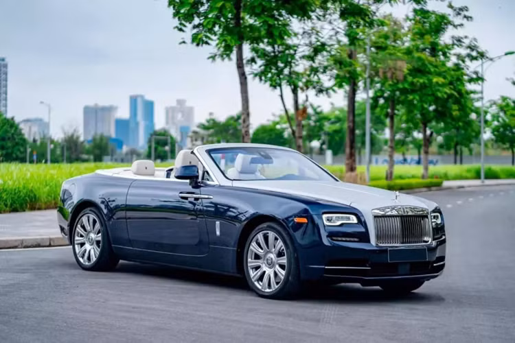 Có lẽ bạn đã quen thuộc với các tên như Phantom, Ghost, Cullinan hay thậm chí là Wraith của Rolls-Royce. Tuy nhiên, 1 biến thể coupe siêu sang hiệu năng cao như Dawn có lẽ vẫn còn khá xa lạ. Chính vì thế, mãi đến nay chỉ mới có đúng 2 xe Rolls-Royce Dawn về Việt Nam.