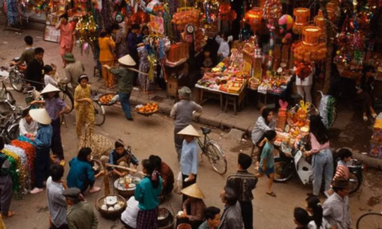 Chum anh khong the nao quen ve Tet Ha Noi thoi bao cap