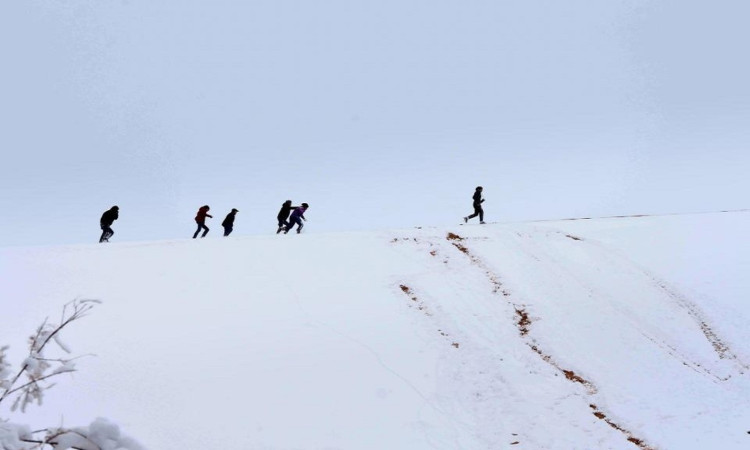 Kinh ngac sa mac Sahara chim duoi lop tuyet day 1 m-Hinh-2