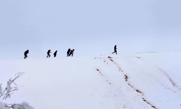 Kinh ngac sa mac Sahara chim duoi lop tuyet day 1 m-Hinh-2