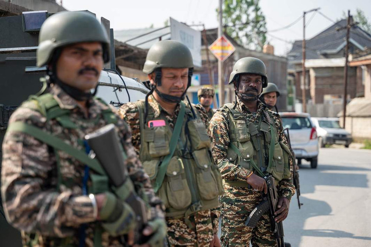 Không còn giới hạn ở các trại huấn luyện trong vùng Pakistan kiểm soát (PoK), quân đội Ấn đã tấn công cả các mục tiêu gần căn cứ quân sự trên lãnh thổ Pakistan.