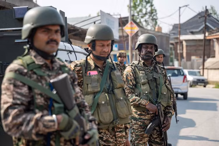 Không còn giới hạn ở các trại huấn luyện trong vùng Pakistan kiểm soát (PoK), quân đội Ấn đã tấn công cả các mục tiêu gần căn cứ quân sự trên lãnh thổ Pakistan.