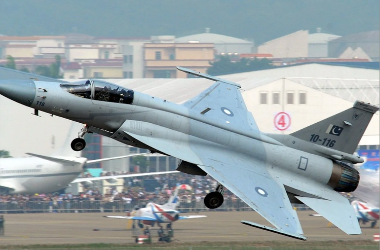 Giữa bối cảnh ấy, Trung Quốc – đồng minh thân cận của Pakistan – bắt đầu bộc lộ vai trò can dự ngày càng rõ. Bắc Kinh không chỉ cung cấp vũ khí như tiêm kích JF-17, J-10 và hệ thống phòng không HQ-9P cho Islamabad, mà còn tích cực truyền thông theo hướng bênh vực Pakistan và hoài nghi phản ứng của Ấn Độ. Truyền thông Trung Quốc gọi vụ khủng bố ở Pahalgam chỉ là một “sự cố tại khu vực do Ấn Độ kiểm soát”, gián tiếp bác bỏ yếu tố khủng bố và phủ nhận vai trò của Pakistan.