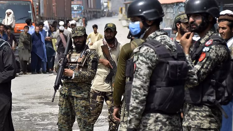 Thực tế, việc cả đường biên giới với Trung Quốc (LAC) và Pakistan (LoC) đều trở nên “nóng” đã đẩy quân đội Ấn Độ vào thế căng mình chưa từng có. Dù hai bên đã hoàn tất rút quân khỏi các điểm ma sát trên LAC vào cuối 2024, nhưng binh sĩ và vũ khí hạng nặng vẫn còn hiện diện đông đảo – trong đó Trung Quốc duy trì khoảng 50.000–60.000 quân tại đây.