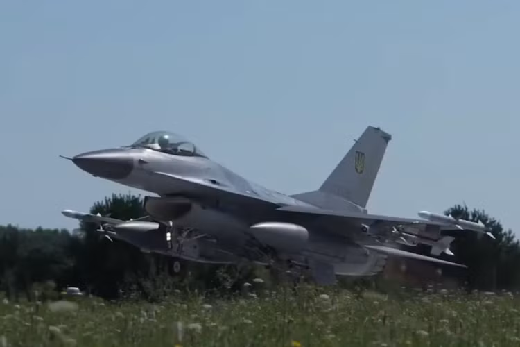 Ten lua S-400 noi so lon nhat cua phi cong F-16 Ukraine-Hinh-9