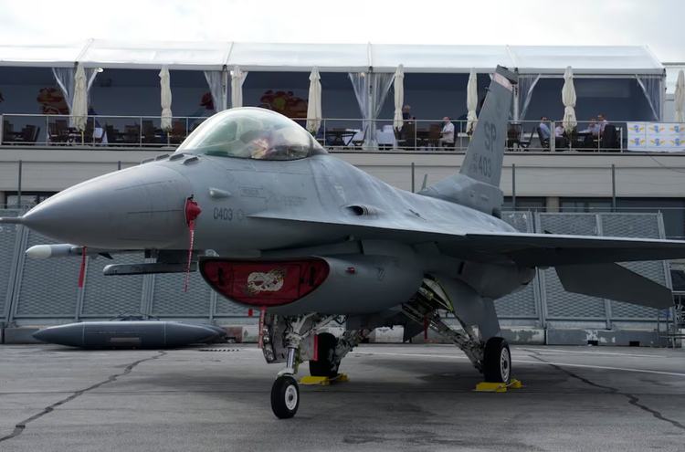 Ten lua S-400 noi so lon nhat cua phi cong F-16 Ukraine-Hinh-2