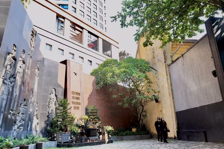 Chuyện chưa kể về 'bàng hiệp sĩ' trong Nhà tù Hỏa Lò - Hình 11 Chuyen chua ke ve 'bang hiep si' trong Nha tu Hoa Lo-Hinh-11