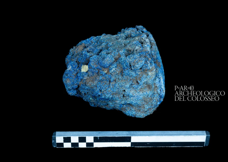 Trong cuộc khai quật mới, các nhà khảo cổ đã tìm thấy hai chiếc chậu đựng một lớp đất đỏ và một lớp đất vàng dùng để trang trí tường dinh thự. Tuy nhiên, đáng chú ý nhất là việc phát hiện ra một thỏi bột lớn mang sắc tố màu xanh lam Ai Cập (Egyptian blue), nặng chừng 2,4 kg. Ảnh: @Simona Murrone.