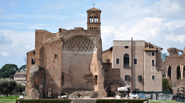 Được biết, vật thể bí ẩn này có kích thước bằng một quả bưởi. Nó được tìm thấy trong cuộc khai quật tại Domus Aurea, vốn là khu dinh thự đồ sộ do Hoàng đế Nero nắm quyền và nằm gần Đấu trường La Mã ở trung tâm thành phố Rome cổ đại thuộc Ý. Ảnh: @Condé Nast Traveler.