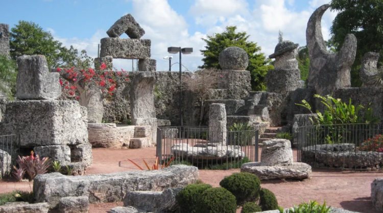 Lau dai bi an nhat the gioi duoc nguoi ngoai hanh tinh tro giup?