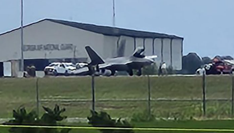 Lộ ảnh tiêm kích tàng hình F-22A “chắp vá” sau sự cố sập càng - Hình 8 Lo anh tiem kich tang hinh F-22A “chap va” sau su co sap cang-Hinh-8